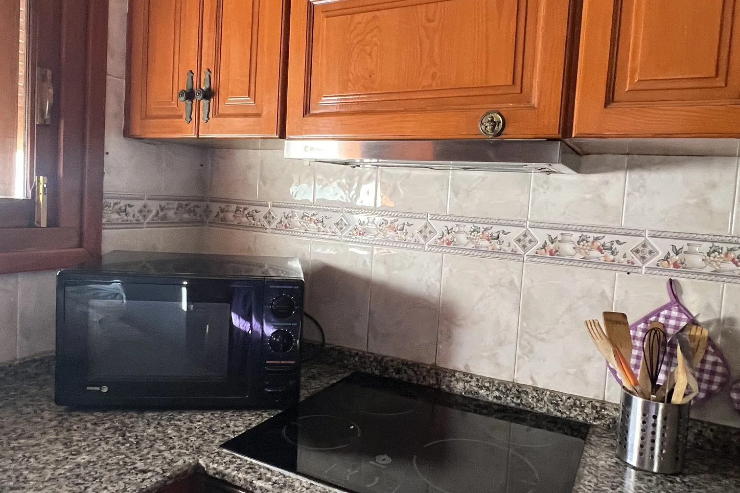 Cocina rústica de madera con ventana al jardín