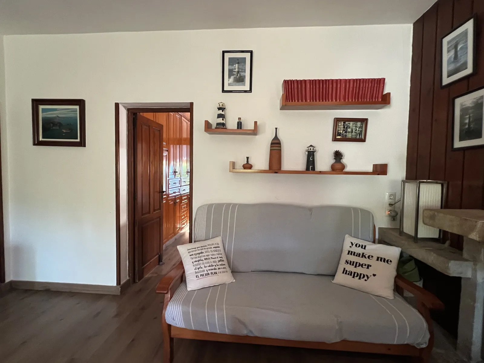 Zona de estar del salón con sofá